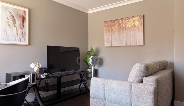 Bright & Cozy 1B1B-Near YVR/DT/Free Parking