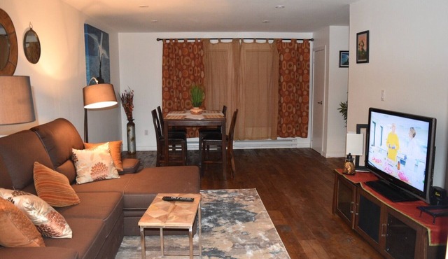 Bright, Cozy Apartment on Danforth Village.
