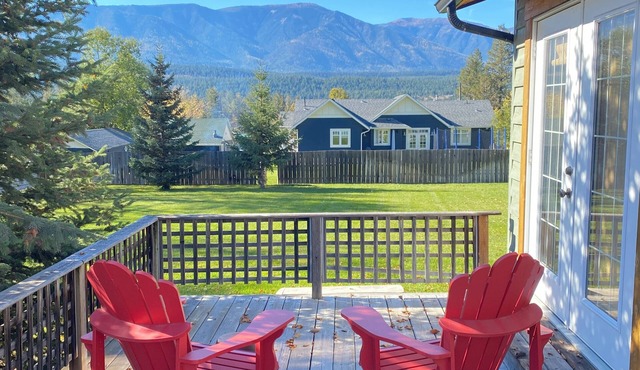 Bright Cozy Sinclair Cottage In Beautiful Windermere BC. Pickleball court.
