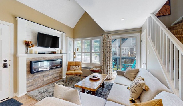 Bright Creekside Condo - Pool, Hot Tub, Tennis!