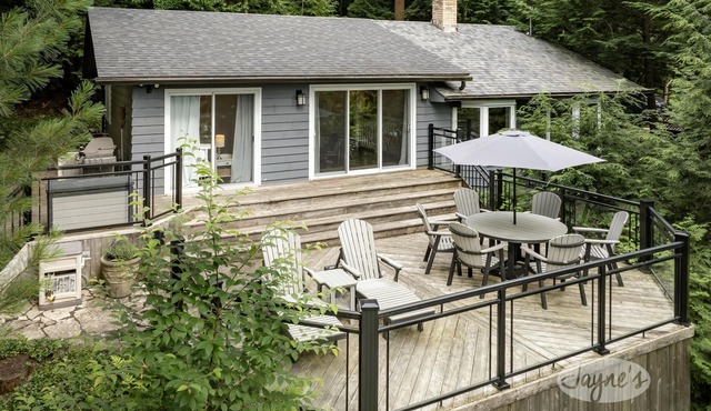 Bright & Modern 4 bdrm cottage on Lake Joe! Boatport + Bunkie! All Day Sun!