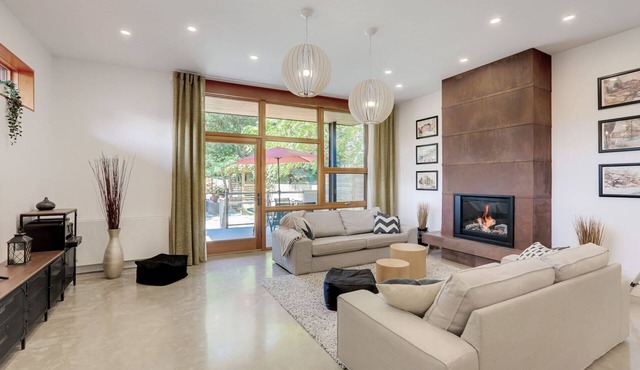 Bright Modern Architectural Home - Peaceful Area close to downtown
