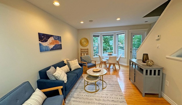 Bright Modern Home in the City Centre! Two Parking Spots + Fireplace ⭐️⭐️⭐️⭐️⭐️