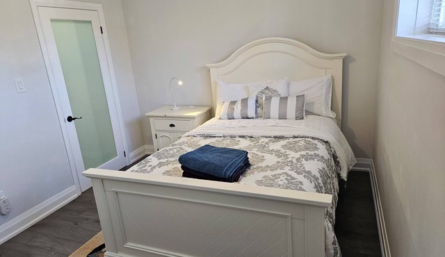 Bright private apartment with parking! Minutes to Shop At Don Mills!
