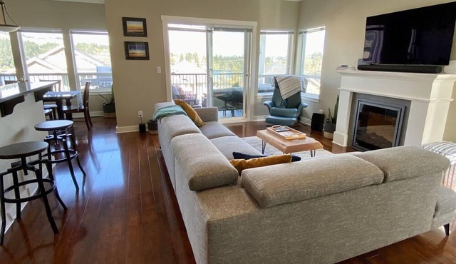 Bright, spacious, central Lakeview home