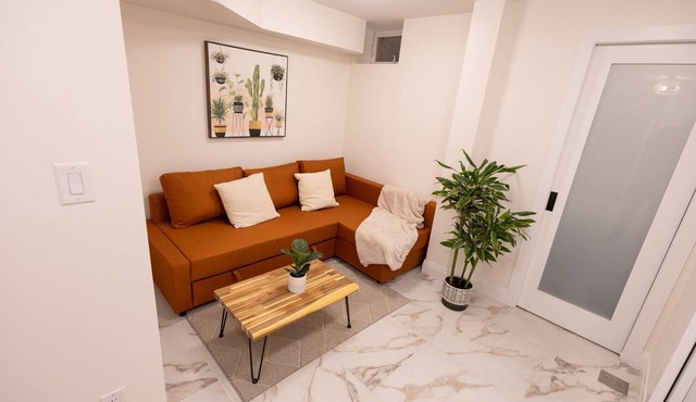 Bright & Stylish Renovated Basement close to Downtown