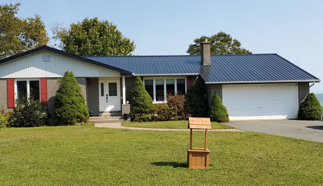 Bungalow on The Bay 3 Bedrooms 2 Bathroom. Sleeps 8