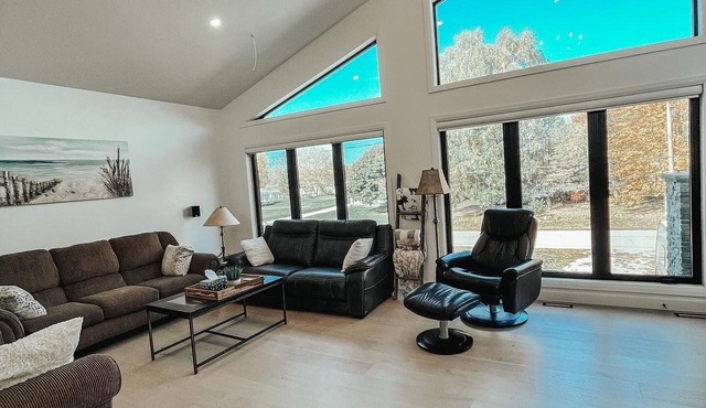 Burwell Hideaway Nordic Spa *HOT TUB * Sauna* Pool Table * Fireplace *