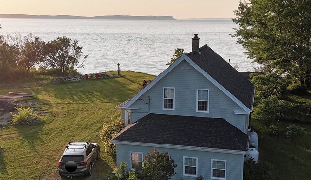 “By the C” seaside stay on the Bay of Fundy: hot tub & sauna