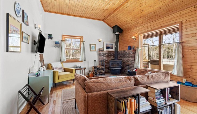 Canyon Point Cozy Cottage -Hot tub-Lakefront