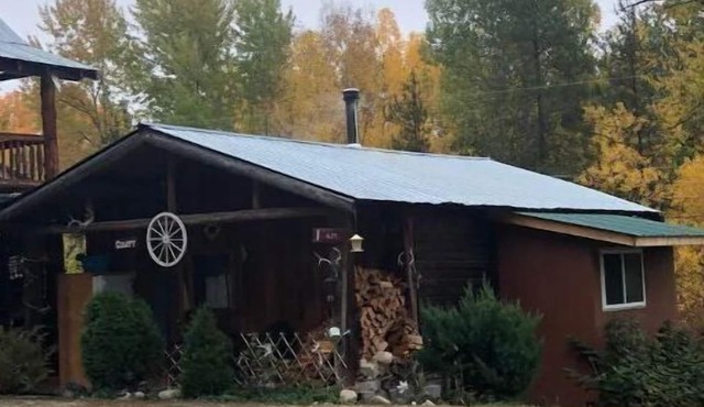 Carmi Station Comfy Cabin