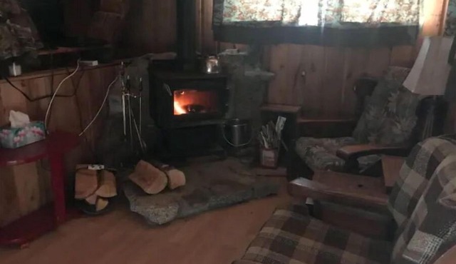 Carmi Station Cozy Cabin
