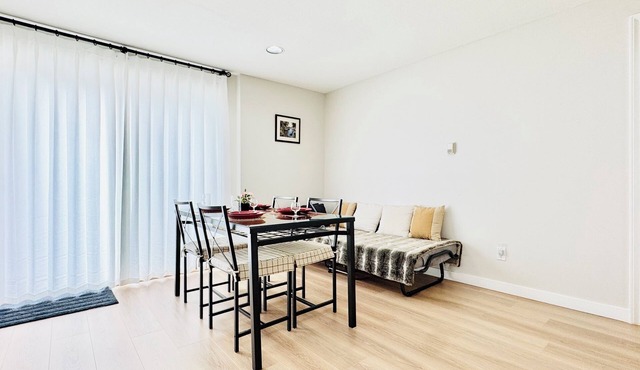 Cartier Belle Vie | Chic Garden 1BR Near YVR & DT