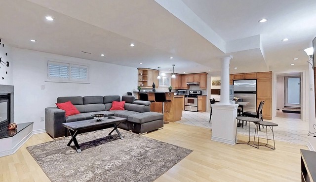 CasaPapa | Stylish 2-Bed Suite w/Full Kitchen & 80” TV