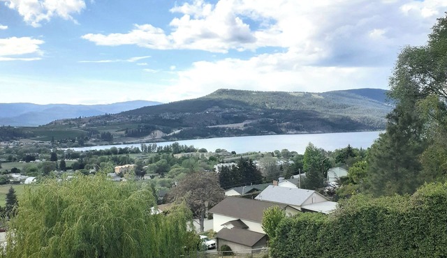 Cedar Post and Beam in the heart of Okanagan Wine Country. Pets OK.