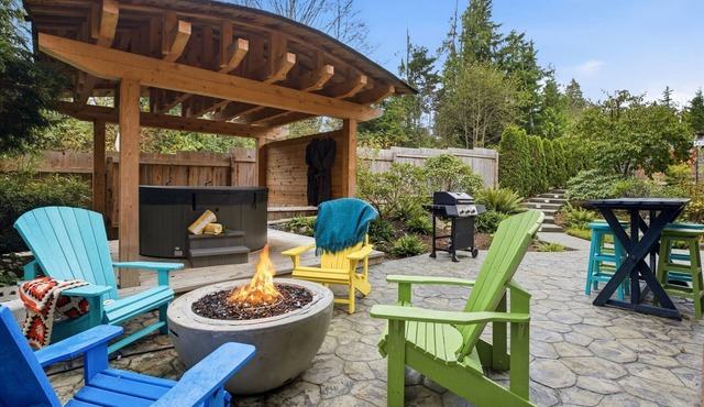 Cedarlight House- New, Hot Tub, Firepit, OD shower