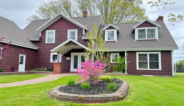 Cedayway Riverview Estate-by Brudenell River overseeing golf course