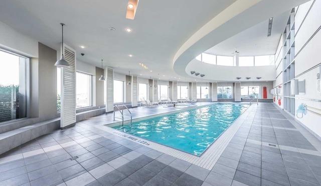 Central 1BR + Den - 15 Mins to Downtown!