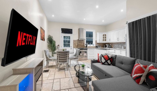 Central 2BR - King Bed - 1 min to Subway/Yonge St