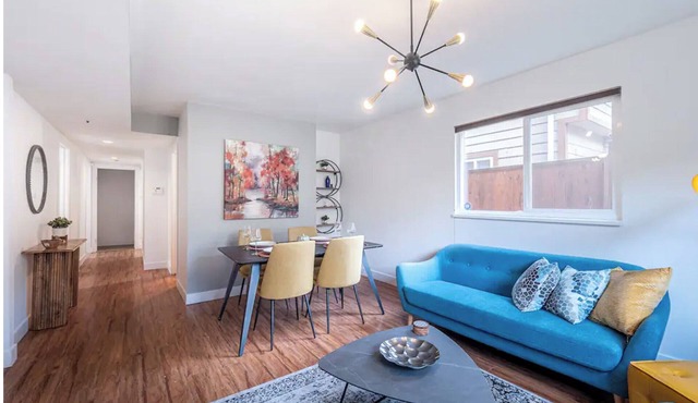 Central 2BR Suite Near Grouse Mountain & Lions Gate bridge Free Parking