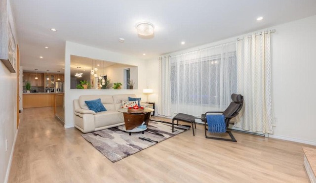 Central Van 3BR Upper Suite - Near Skytrain