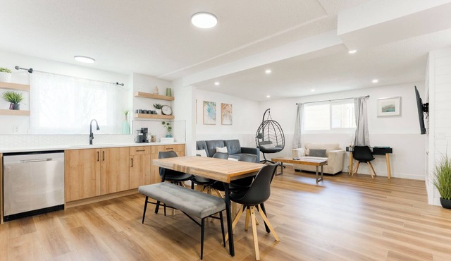 Centrally Located and FULLY Renovated apartment, Sleeps 8, HOT Tub and Sauna!
