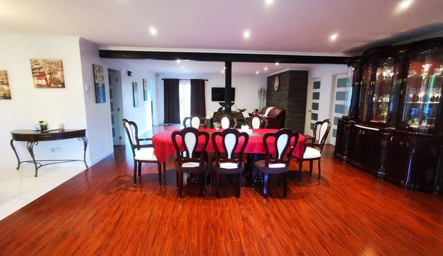 Cheerful vast 5 bedrooms single level house with lake access