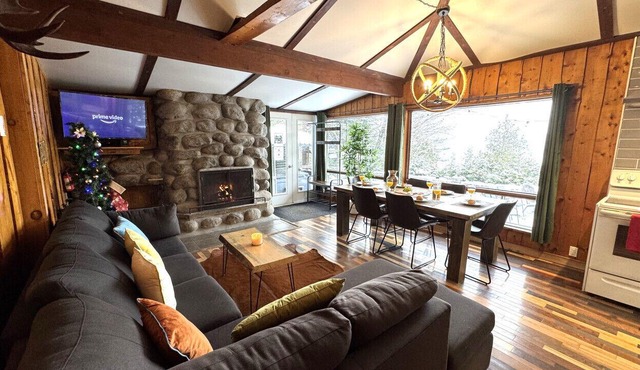 Chalet à louer dans les Laurentides : spa privé + bord du lac à Sainte-Lucie-des-Laurentides
