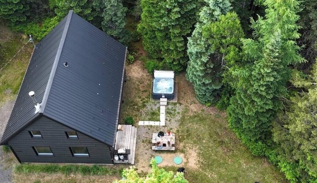 Chalet avec spa privé et foyer au bois à louer dans les Laurentides