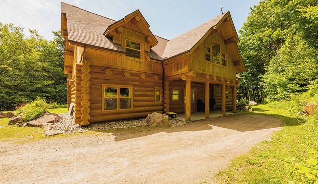 ChaletsOais Luxury lakefront 5 bedroom log home with private hot tub