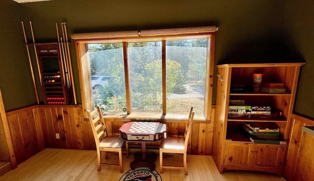 Character Home, Pool Table, 2 min walk to Beach, Hot Tub, Fenced Yard
