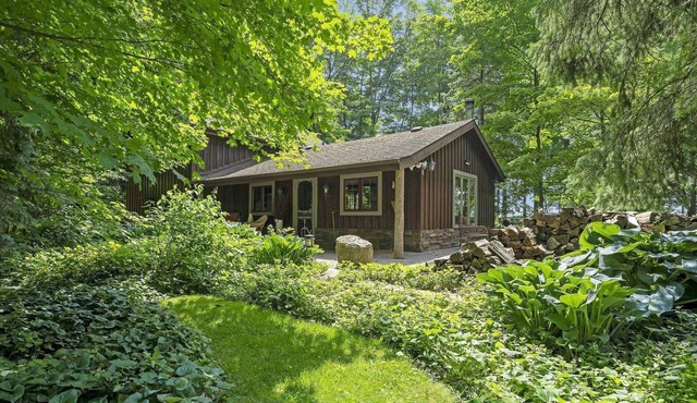 Charming Cottage Retreat with Sauna in Bond Head