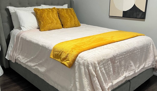 Charming 1-bedroom apartment in enchanting Mississauga with AC, WiFi