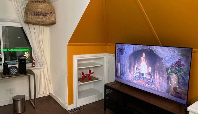 Charming 1-bedroom house in Hamilton with WiFi and AC