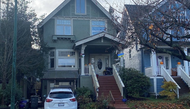 Charming 1-bedroom suite in character home. WiFi and AC in Kitsilano. +parking
