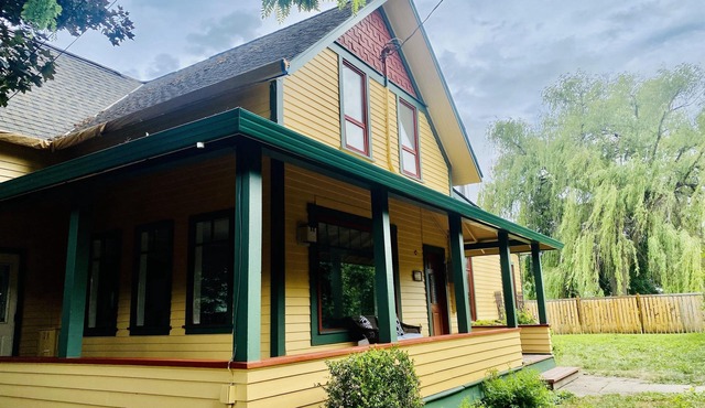Charming 1913 Heritage House By The Lake