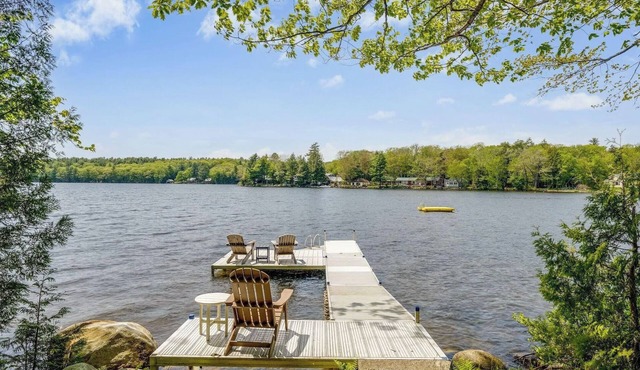 Charming 1920's lakefront cottage on Great Pond, sunsets from the dock in Rome