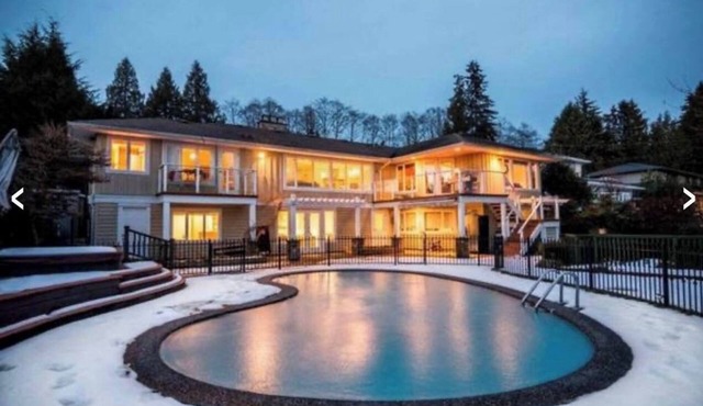 Charming 2-bedroom building in lovely West Vancouver with WiFi