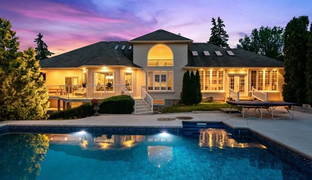 Charming 2 bedroom bed & breakfast in fabulous Niagara-on-the-Lake with pool
