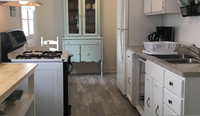 Charming 3 bedroom Sand Castle Cottage Steps to the sandy beach