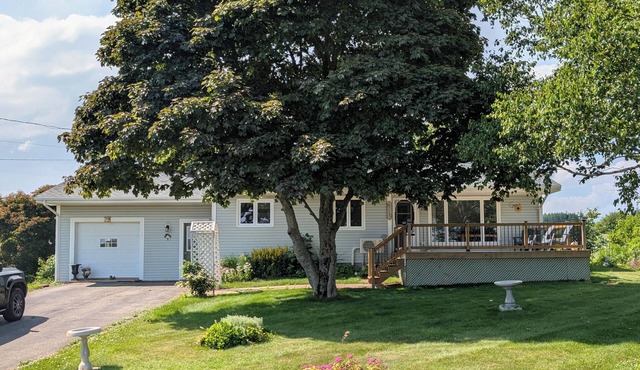 Charming 3-bedroom Home w/WiFi, AC in Adorable Hampton-Victoria by the Sea