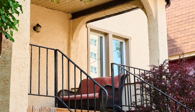 Charming 3bdrm Home in Centretown w Free Parking