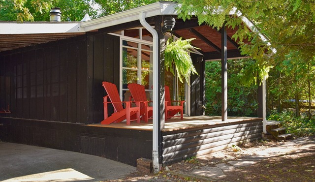 Charming 4-bed cottage by Lake Huron's sunsets.