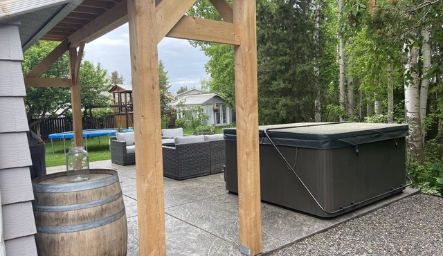 Charming 4 Bedroom House: Minutes from Downtown Smithers, Featuring a Hot Tub