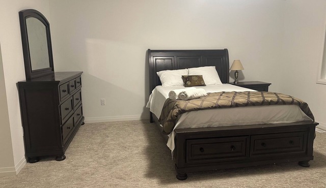 Charming 4-bedroom house with WiFi, AC in amazing Thorold