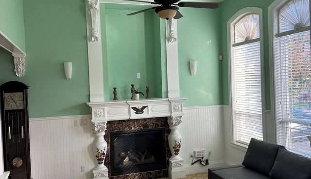 Charming 4-bedroom house with WiFi and AC in Surrey