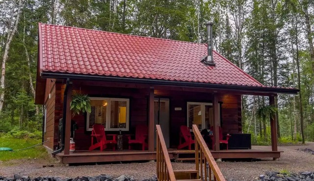 Charming 4 season log cabin near Algonquin Park