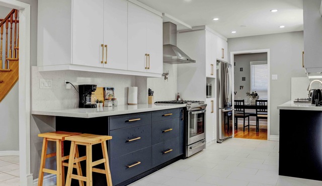 Charming 5 BDRM Oakville Getaway | EV Charger