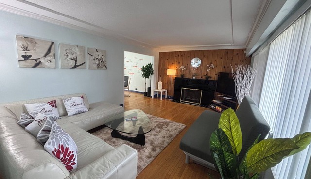 Charming Bright 3BR House - Upper Level Suite