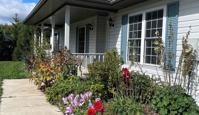 Charming bungalow on 4.5acres, trails, lakes and more near Markdale